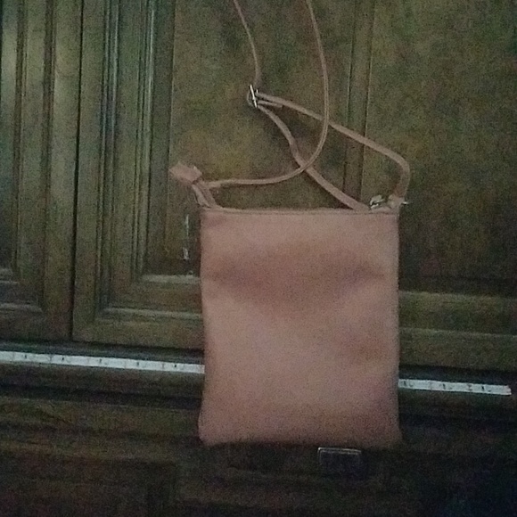 A Salmón colored purse that goes with anything! - Picture 2 of 2